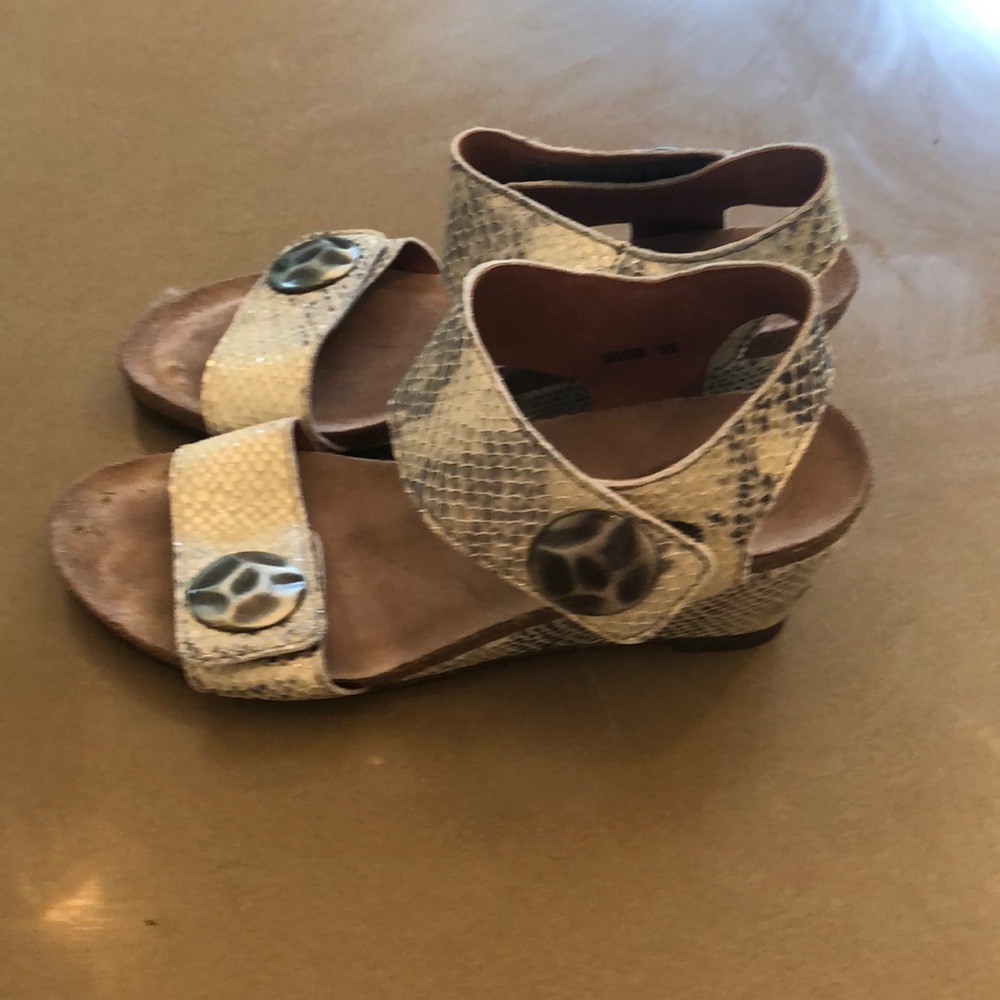 Taos Sandals snake pattern size 8.5